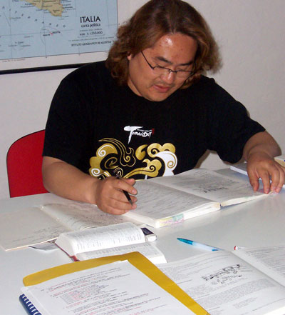 Bok-Young Heo concentrates on Italian verbs during his lesson.