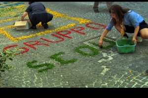 After a long morning of hard work, the scouts have almost completed the decoration of the streets.