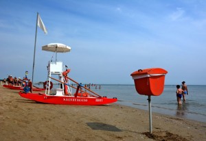 Recycling and garbage bins are required to be frequent on Blue Flag beaches so that visitors can throw their trash away easily.