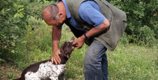 Vittorio Scalbi gives Luna a warm congratulations, for finding a truffle in the woods on her own.